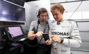Nico Rosberg beantwortet live eure Fragen im BBM Channel Chat