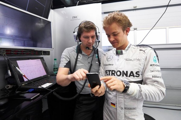 Nico Rosberg beantwortet live eure Fragen im BBM Channel Chat