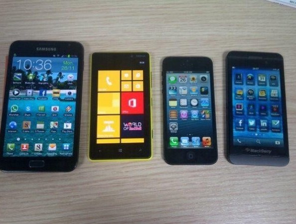 BlackBerry 10 L-Series im Vergleich mit dem Samsung Galaxy Note 2, Nokia Lumia 820 und iPhone 5