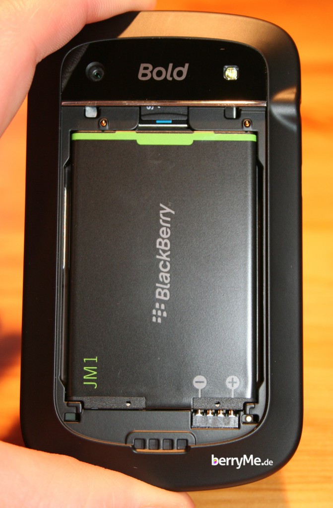 BlackBerry Bold Batterie und SD-Kartenslot