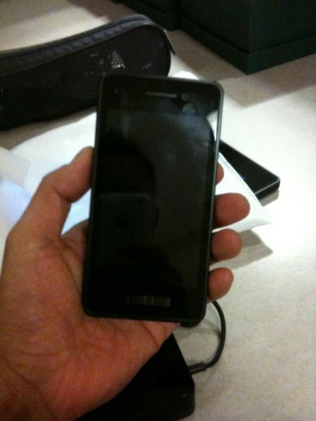 Erste Bilder des BlackBerry 10 Dev Alpha aufgetaucht